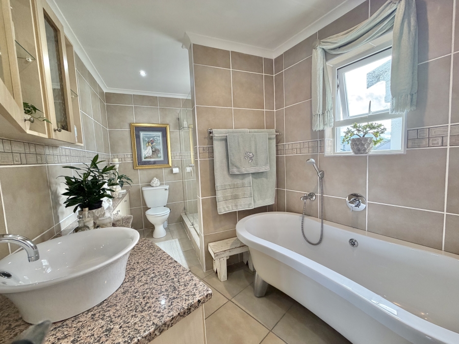 6 Bedroom Property for Sale in Marina Martinique Eastern Cape